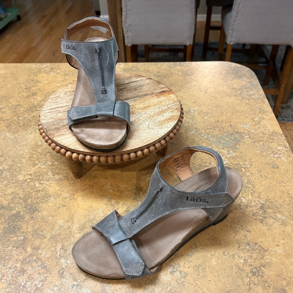 Taos Footwear Gray Leather T-Strap Sandals